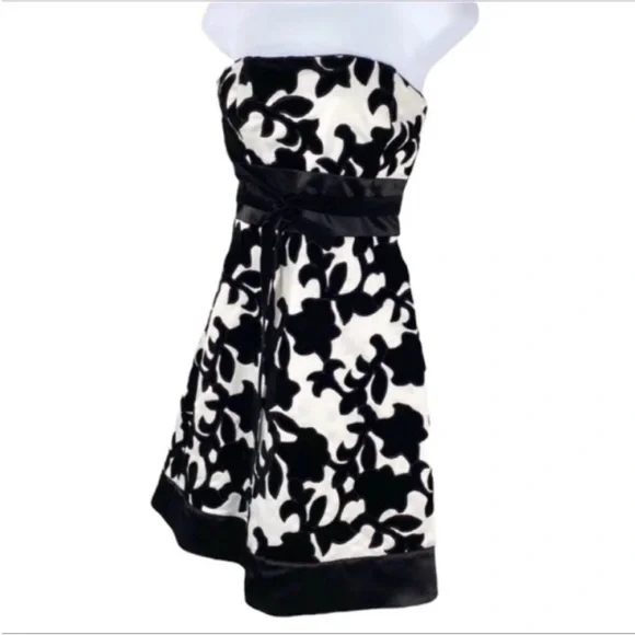 WHITE HOUSE BLACK MARKET velvet strapless dress 0 - Picture 2 of 10